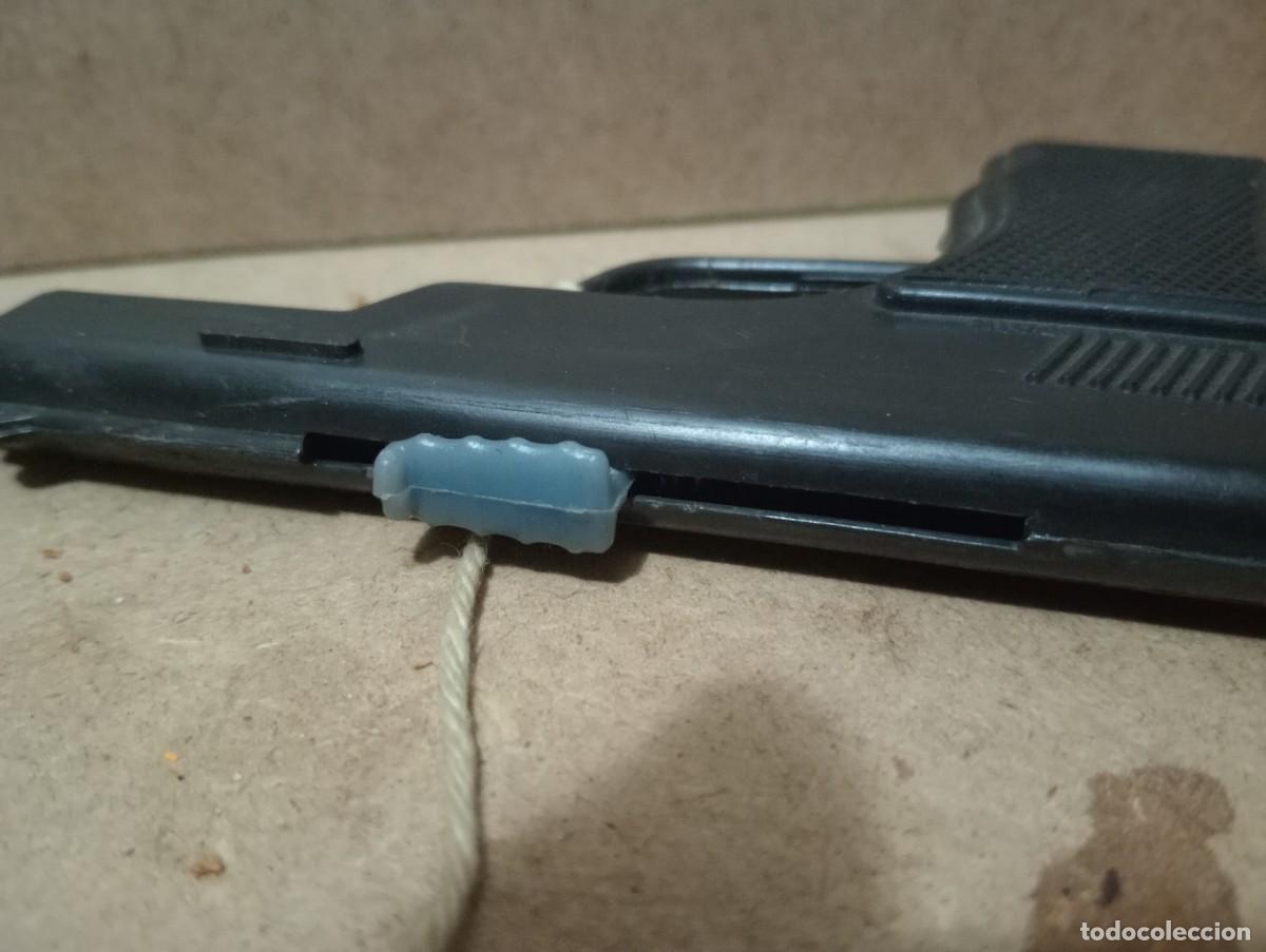 Juguetes antiguos: Antiguas pistolas de plastico y madera a resorte - Foto 5