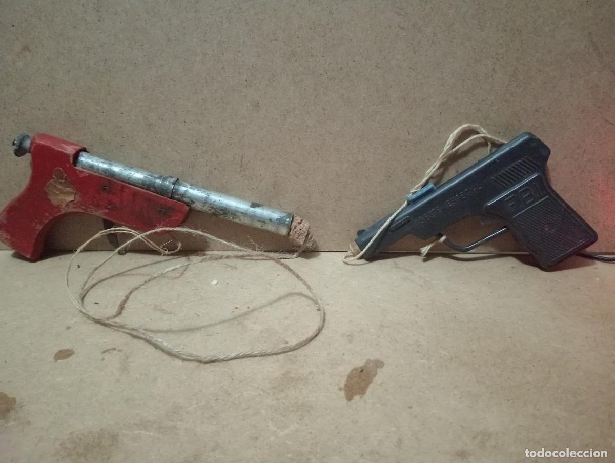 Juguetes antiguos: Antiguas pistolas de plastico y madera a resorte - Foto 1