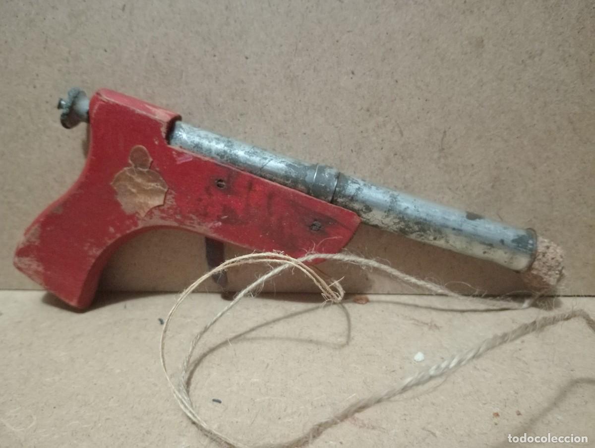 Juguetes antiguos: Antiguas pistolas de plastico y madera a resorte - Foto 6