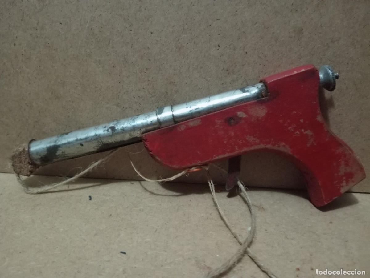 Juguetes antiguos: Antiguas pistolas de plastico y madera a resorte - Foto 7