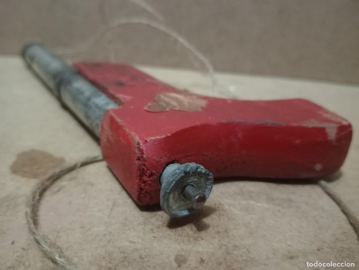 Juguetes antiguos: Antiguas pistolas de plastico y madera a resorte - Foto 8
