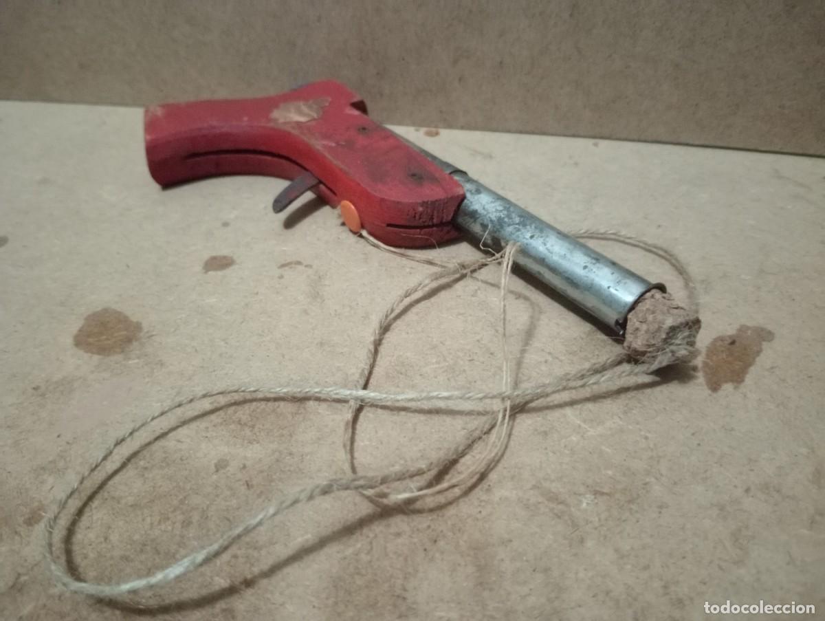 Juguetes antiguos: Antiguas pistolas de plastico y madera a resorte - Foto 9