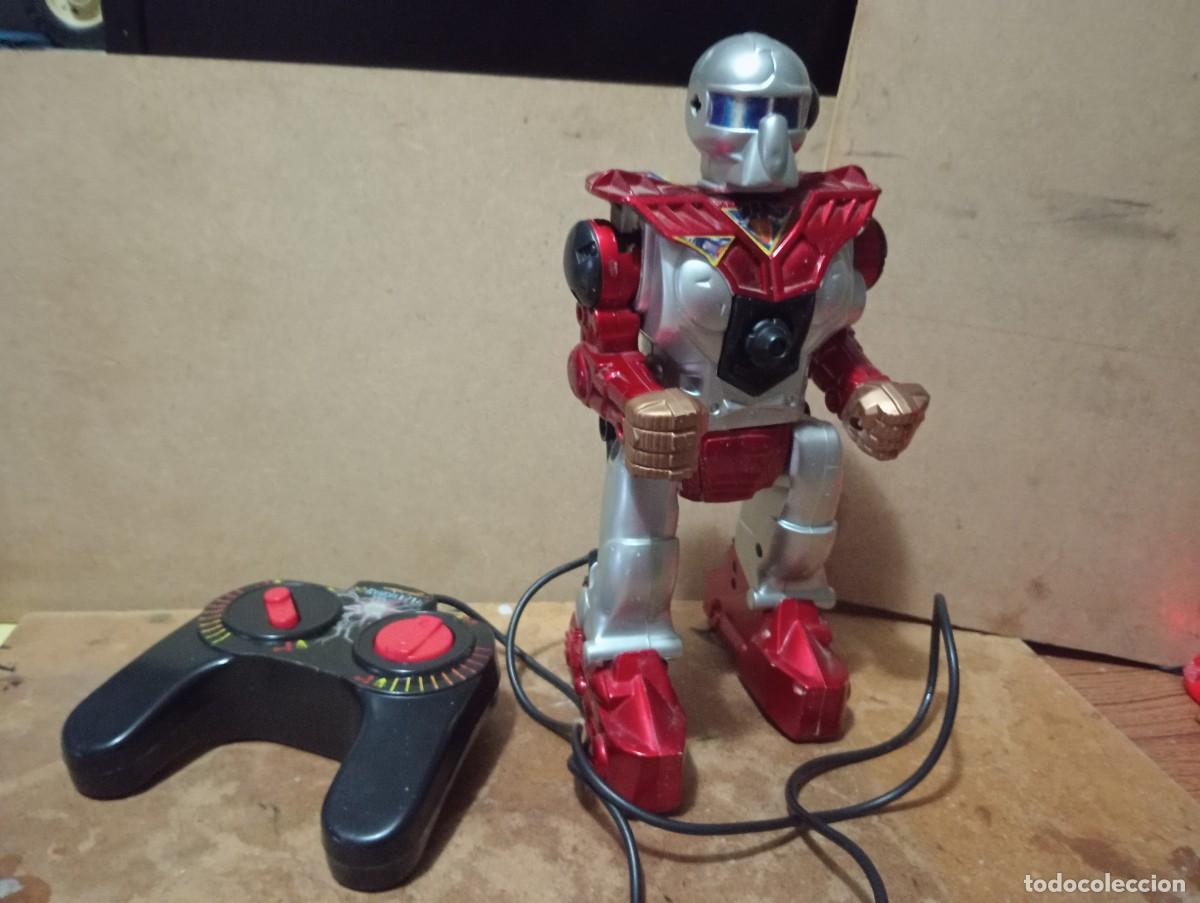 Juguetes antiguos: Robot con mando a pilas - Foto 1