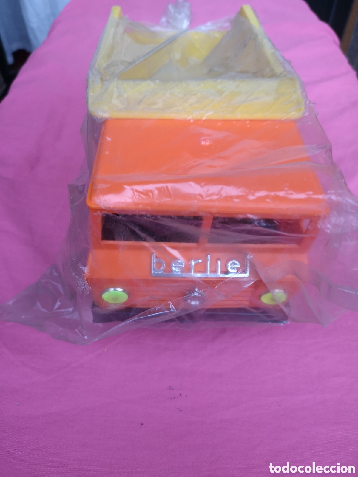 Juguetes antiguos: Cami&oacute;n volquete BERLIET. DE 33 CM. Cabina naranja. SIN USAR. Bernabeu Gisbert a&ntilde;os 70.