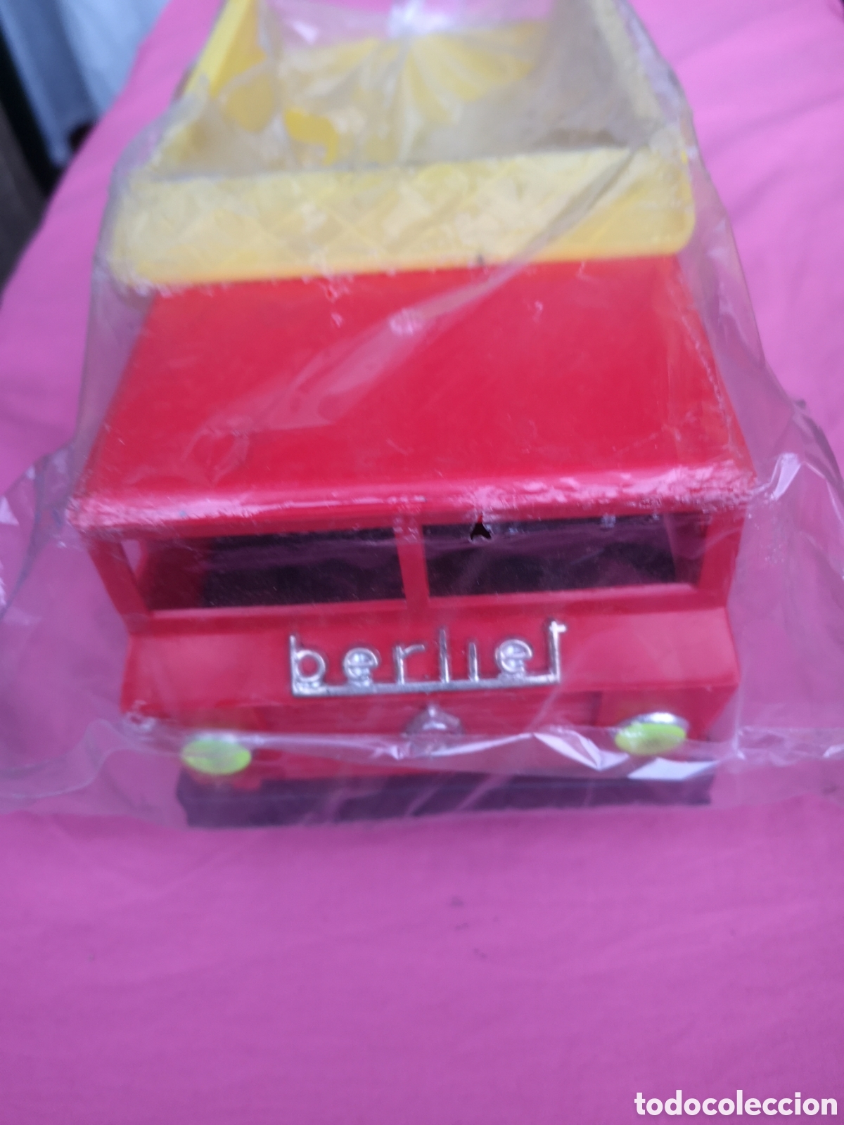 Juguetes antiguos: Cami&oacute;n volquete Berliet. DE 33CM. Cabina roja. SIN USAR. Bernabeu Gisbert a&ntilde;os 70.