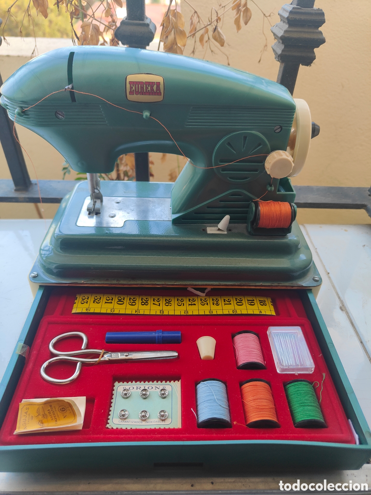 Juguetes antiguos: M&Aacute;QUINA DE COSER DE LA MARCA EUREKA CON COSTURERO - Foto 2
