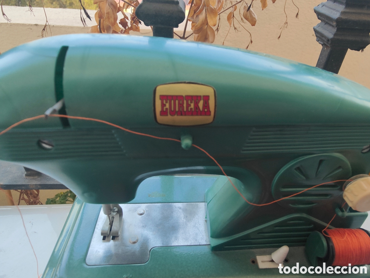 Juguetes antiguos: M&Aacute;QUINA DE COSER DE LA MARCA EUREKA CON COSTURERO - Foto 3