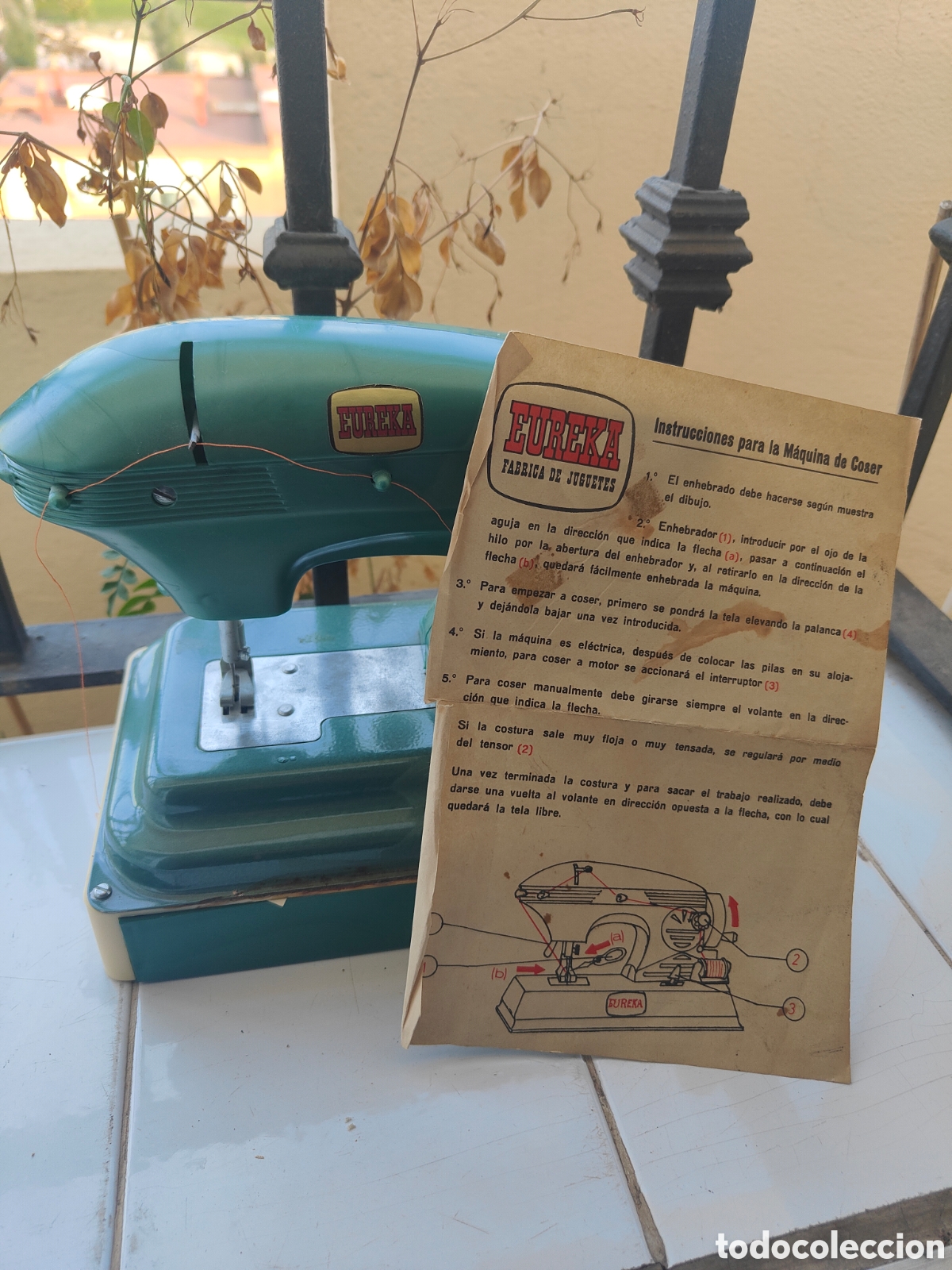 Juguetes antiguos: M&Aacute;QUINA DE COSER DE LA MARCA EUREKA CON COSTURERO - Foto 4
