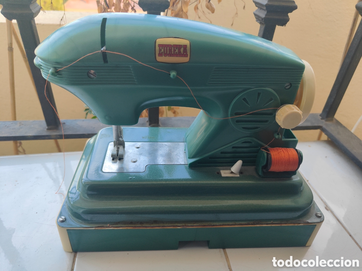 Juguetes antiguos: M&Aacute;QUINA DE COSER DE LA MARCA EUREKA CON COSTURERO - Foto 1