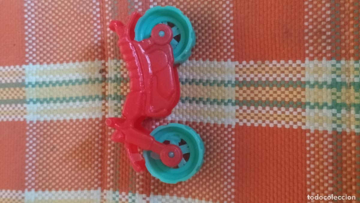 Juguetes antiguos: MOTO JISA DE PLASTICO - Foto 2