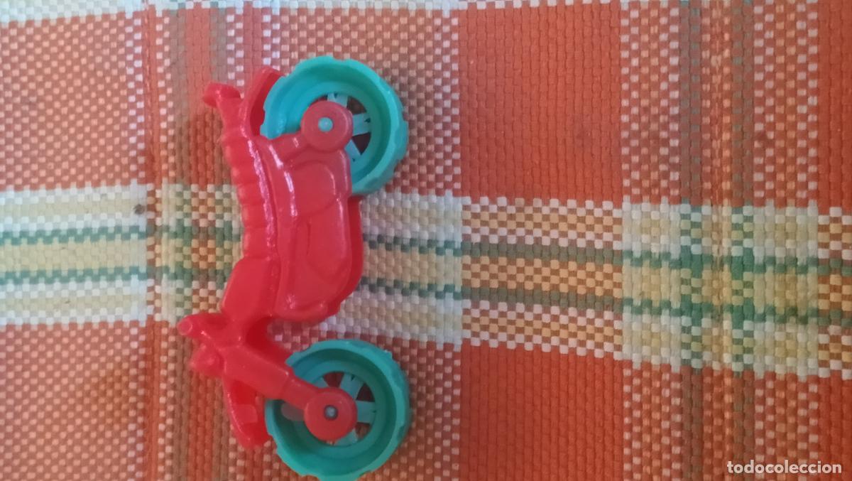 Juguetes antiguos: MOTO JISA DE PLASTICO - Foto 2