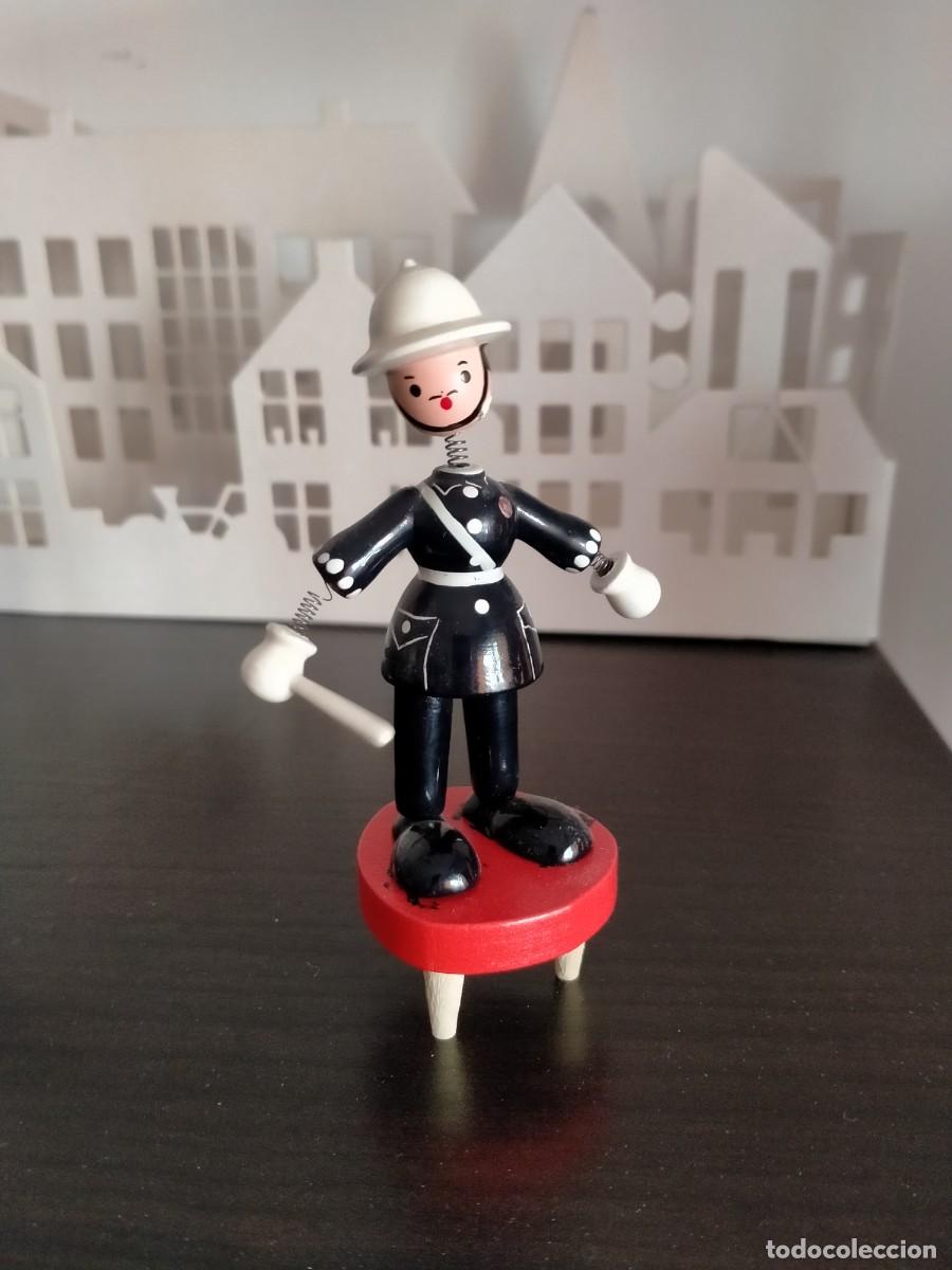 Juguetes antiguos: Figura de madera Guardia Urbano de tr&aacute;fico Goula