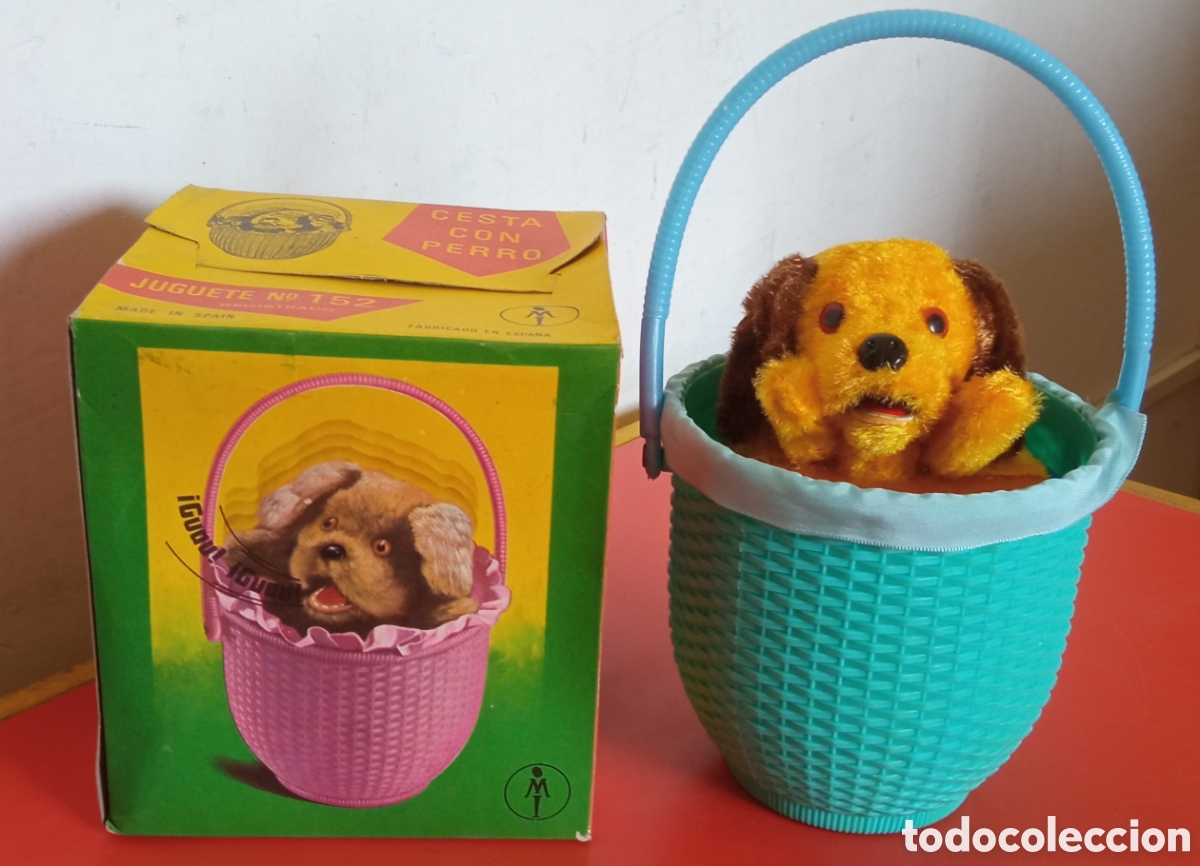 Juguetes antiguos: CESTA CON PERRO A CUERDA RESORTE.MEC&Aacute;NICA IBENSE 70'S.NUEVO EN CAJA.