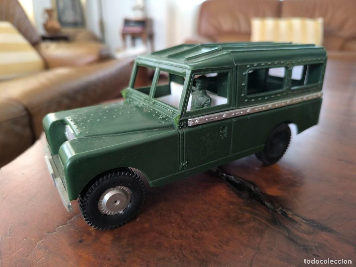 Juguetes antiguos: KARPAN LAND ROVER MILITAR CRUZ ROJA, 24 CM