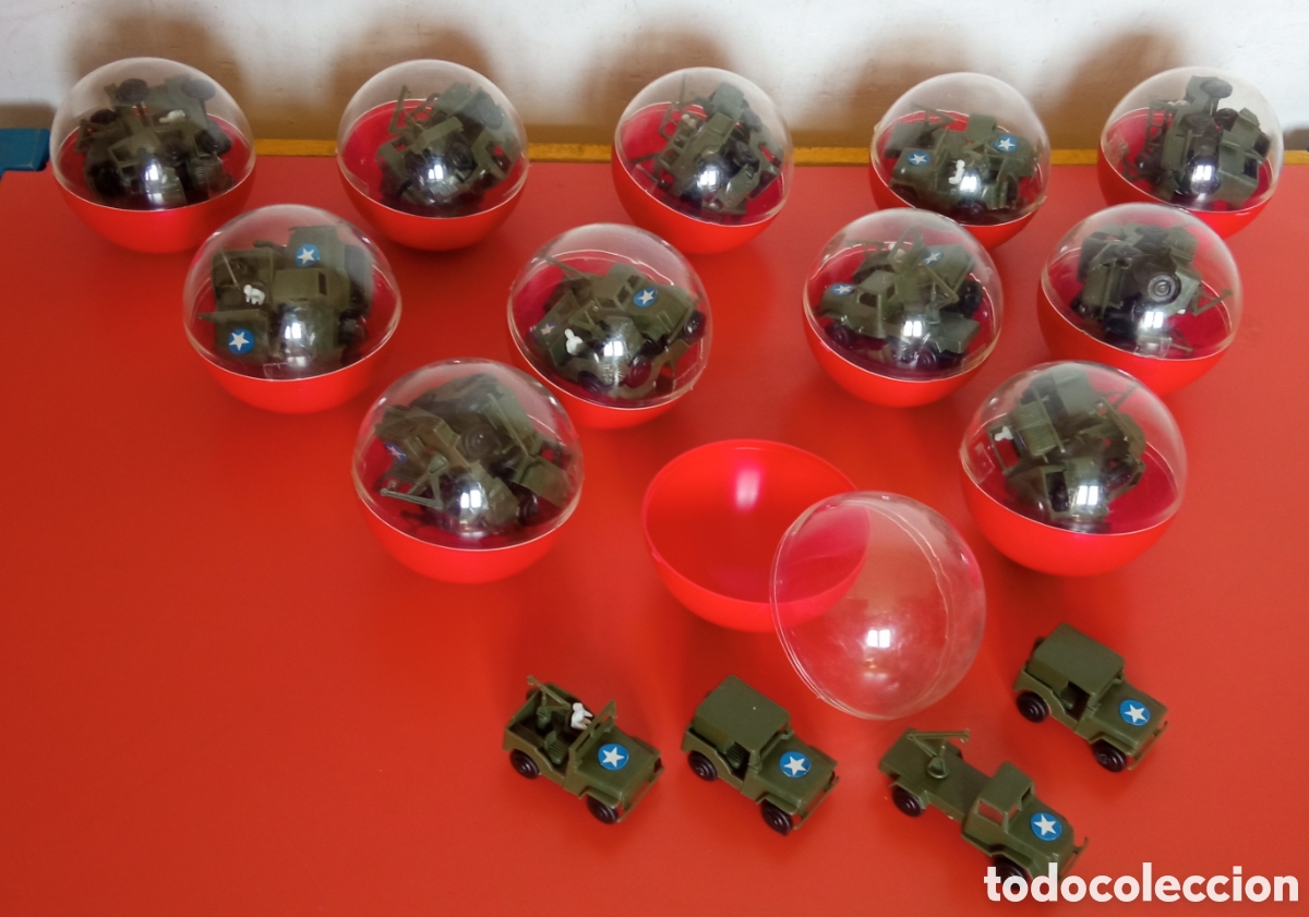 Juguetes antiguos: LOTE DE 12 BOLAS CON 4 MINI VEH&Iacute;CULOS MILITARES.PALAU 80'S NUEVAS.