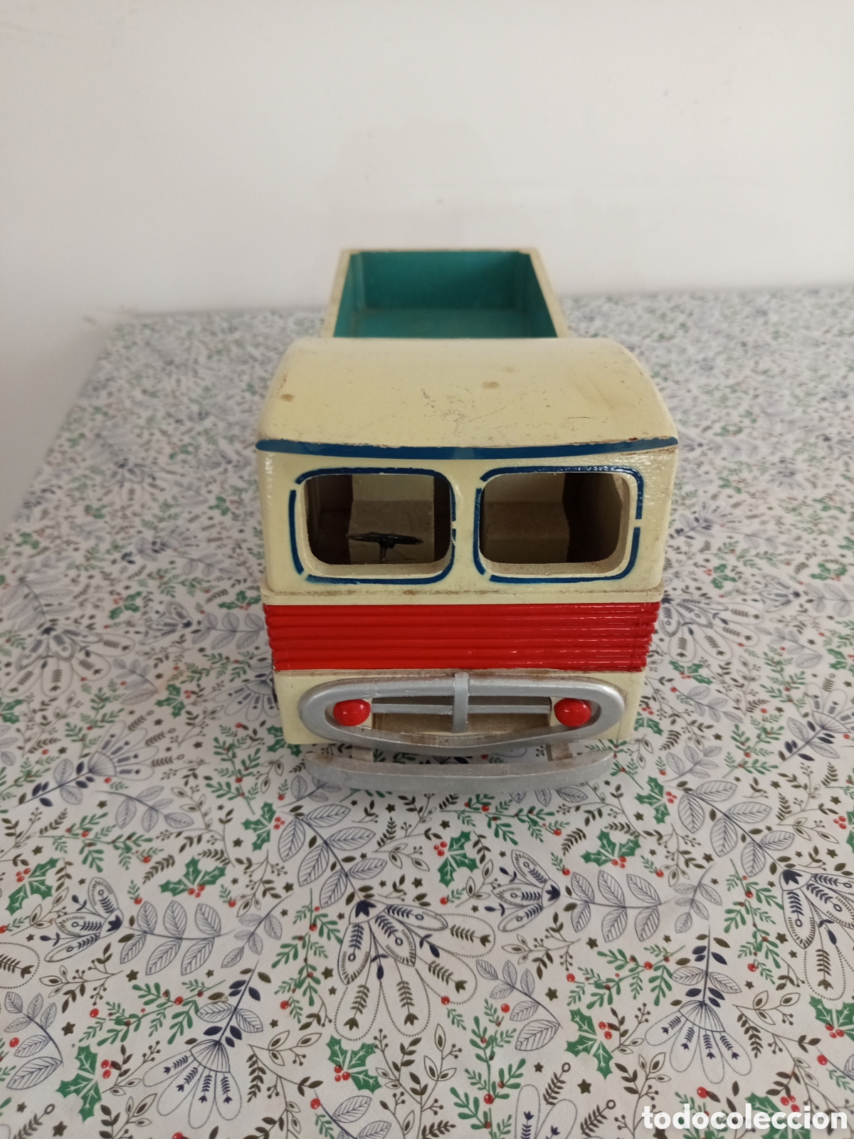 Altes Spielzeug: Bonito cami&oacute;n en madera fabricado en denia