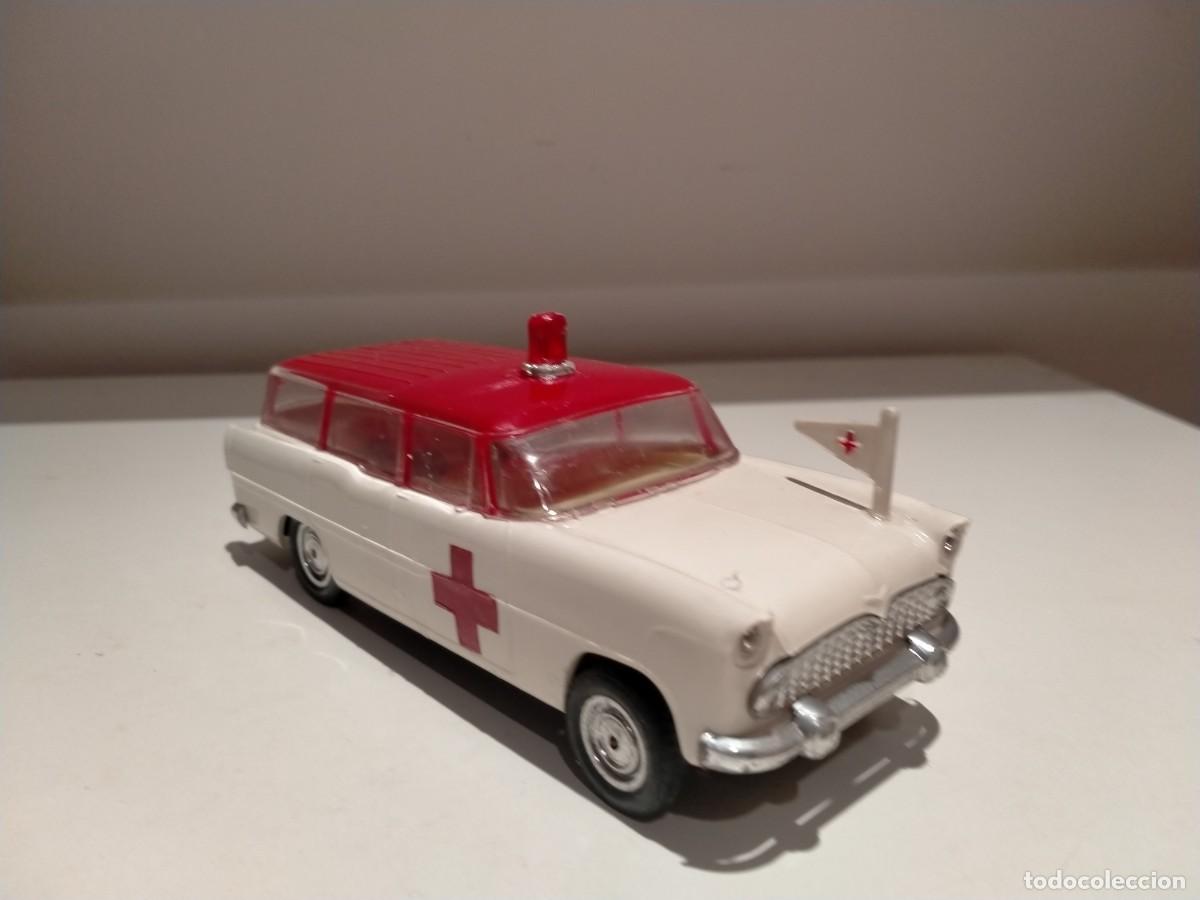 Juguetes antiguos: Ambulancia Cruz Roja Simca Marly de Minialuxe 1/32