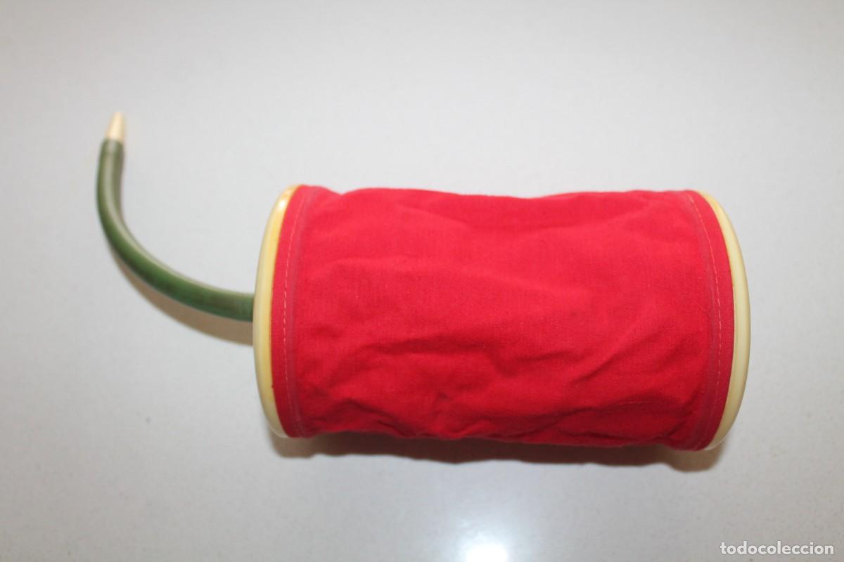 Juguetes antiguos: ELEMENTO PARA INFLAR OBJETOS DE PLAYA. A&Ntilde;OS 60-70. INFLADOR. Tela roja y pl&aacute;stico. Uso y decoraci&oacute;n.