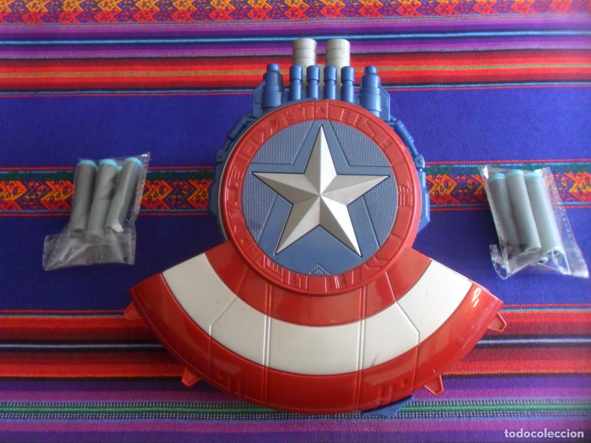 Juguetes antiguos: ESCUDO LANZADARDOS CAPIT&Aacute;N AM&Eacute;RICA LOS VENGADORES CON 10 DARDOS. 27 CMS DI&Aacute;METRO. BUEN ESTADO.