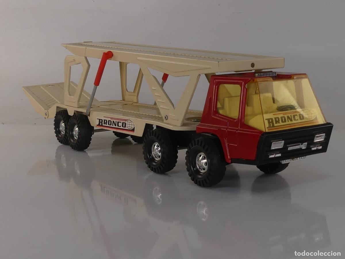 Giocattoli antichi: CAMION DE CHAPA BRONCO DE GOZAN A&Ntilde;OS 70 TRAILER PARA EL TRANSPORTE DE VEICULOS