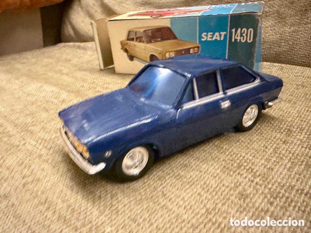 Juguetes antiguos: Coche de pl&aacute;stico seat 124 sport 1600 azul friccion de vercor ref 470 c