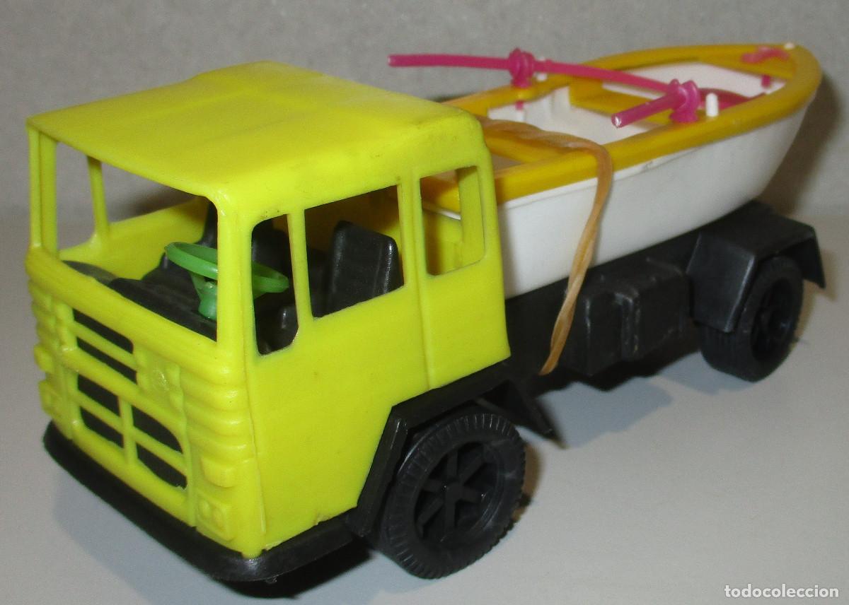 Juguetes antiguos: Cami&oacute;n de pl&aacute;stico PEGASO con barca de juguetes JISA 15 cmts., kiosco
