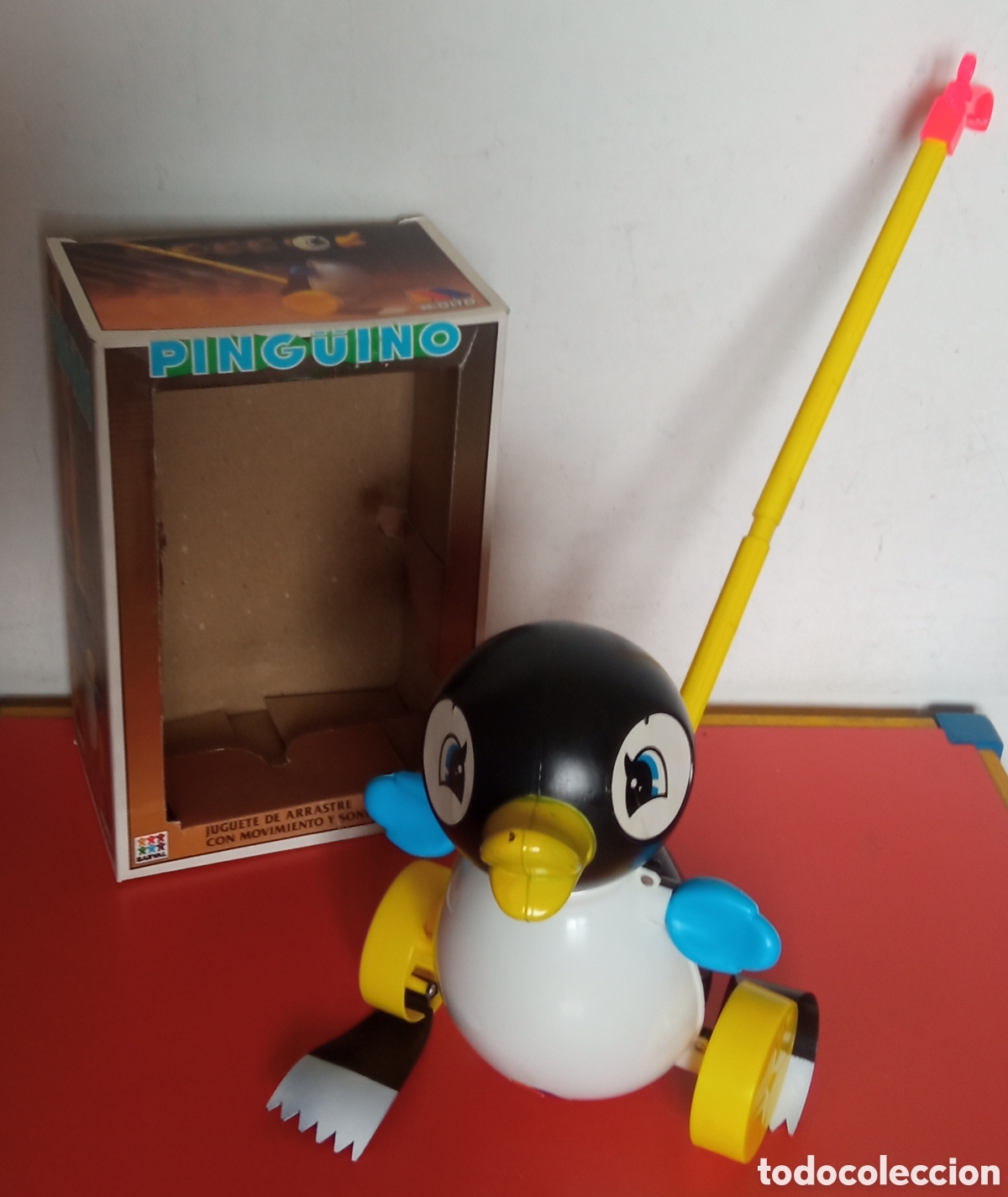 Juguetes antiguos: ARRASTRE PALO PING&Uuml;INO CON SONIDO Y MOVIMIENTO.MOLT&Oacute; 80'S.NUEVO EN CAJA.