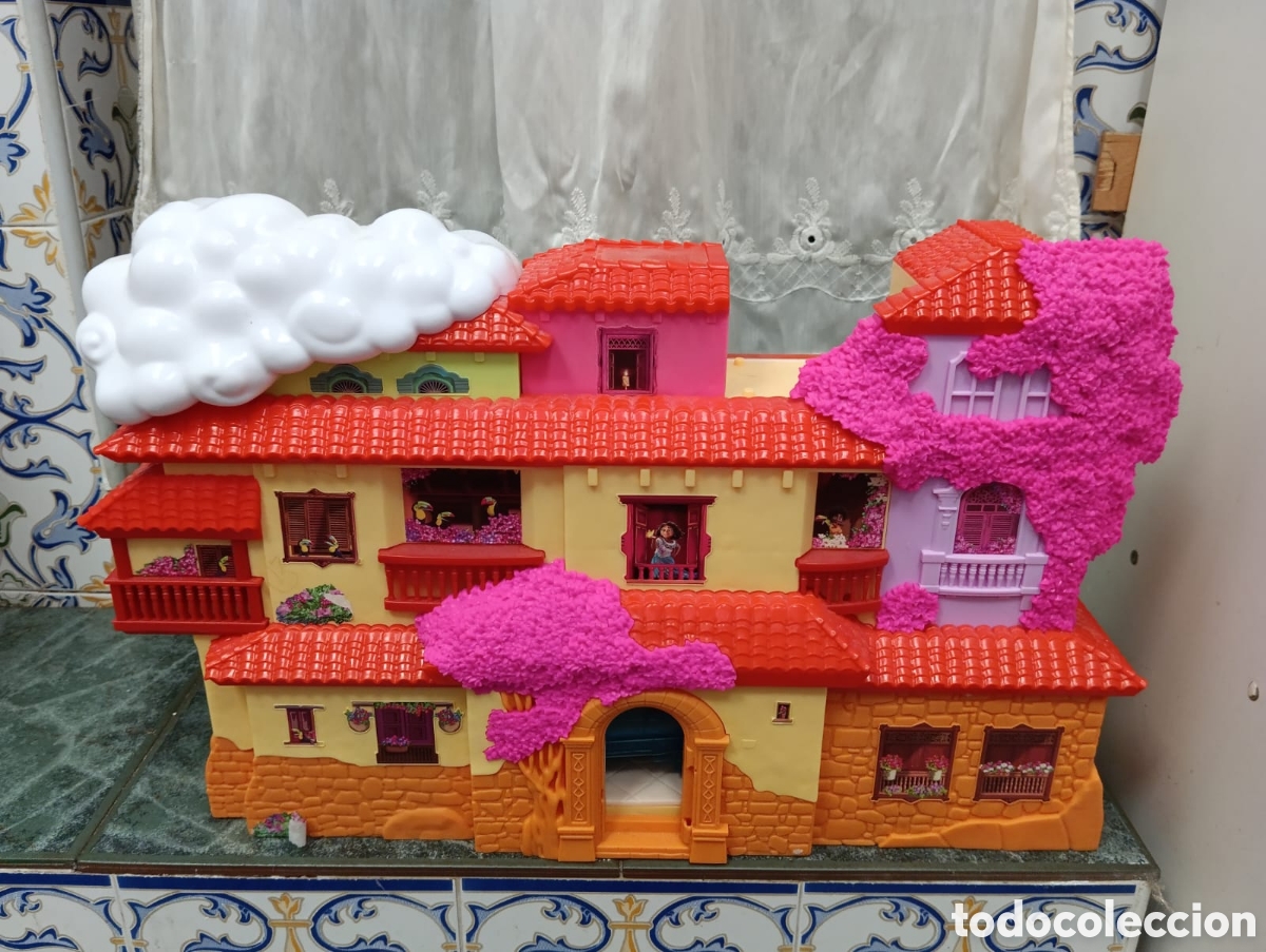 Juguetes antiguos: Casa de mu&ntilde;ecas inspirada en la pel&iacute;cula Encanto. Ideal para recrear momentos m&aacute;gicos. -