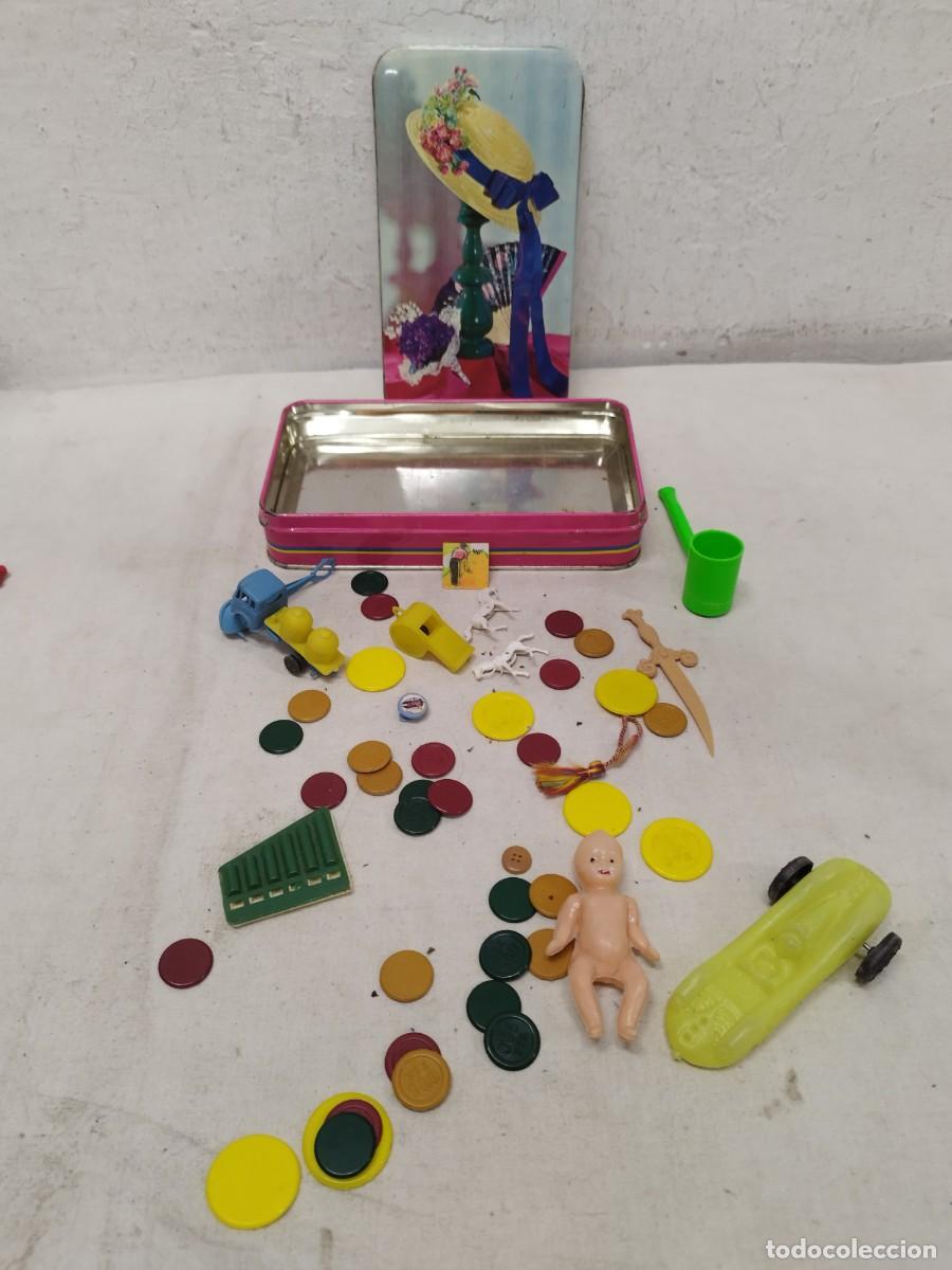 Juguetes antiguos: Lata, caja met&aacute;lica con surtido vario de juguetes. Pipa Popeye, a&ntilde;os 70/80.