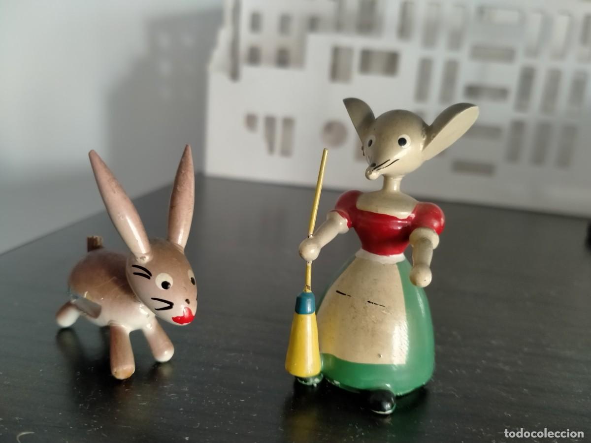 Juguetes antiguos: Figuras de madera Goula Ratita presumida y conejito