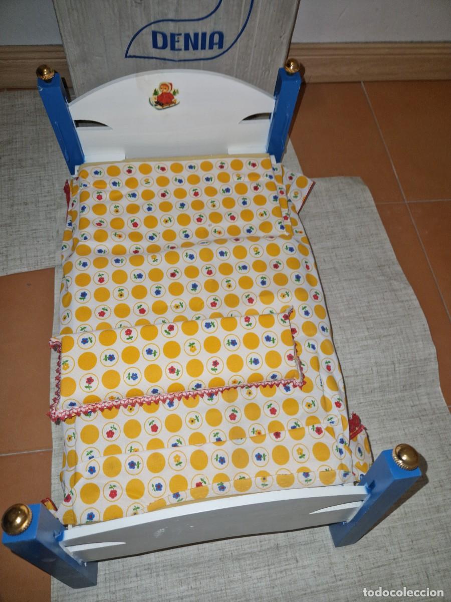 Juguetes antiguos: cama de mu&ntilde;eca en madera. Juguete de Denia.