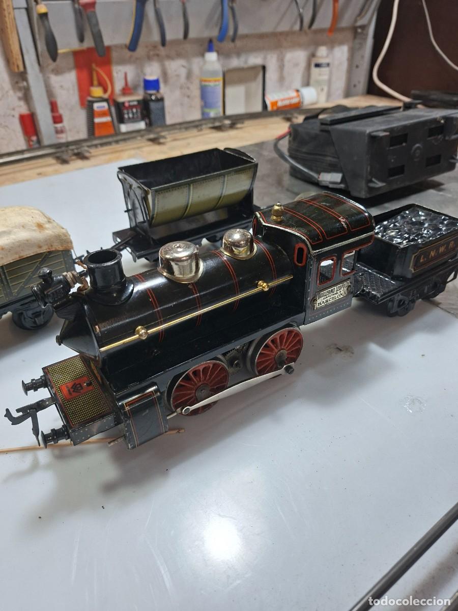 Juguetes antiguos: Locomotora BING 3015, tender y tres vagones, en caja. Funcionando perfectamente.