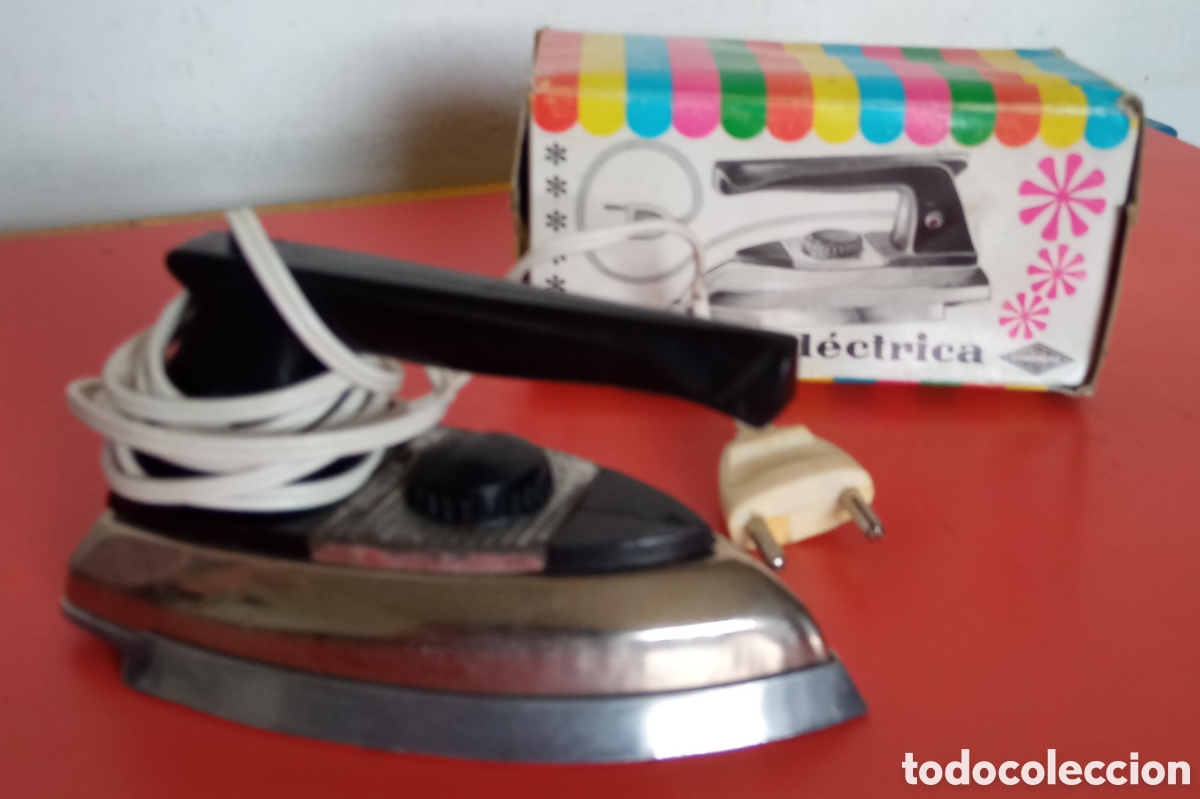 Juguetes antiguos: PLANCHA EL&Eacute;CTRICA MET&Aacute;LICA.GONZALEZ 70'S.NUEVA EN CAJA.