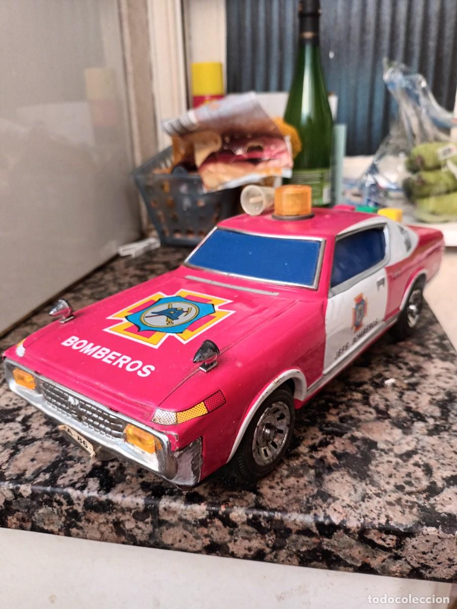 Juguetes antiguos: COCHE DE BOMBEROS EGE DE CHAPA A PILAS,SALVAOBST&Aacute;CULOS,SONIDOS....ORIGINAL,FUNCIONANDO.