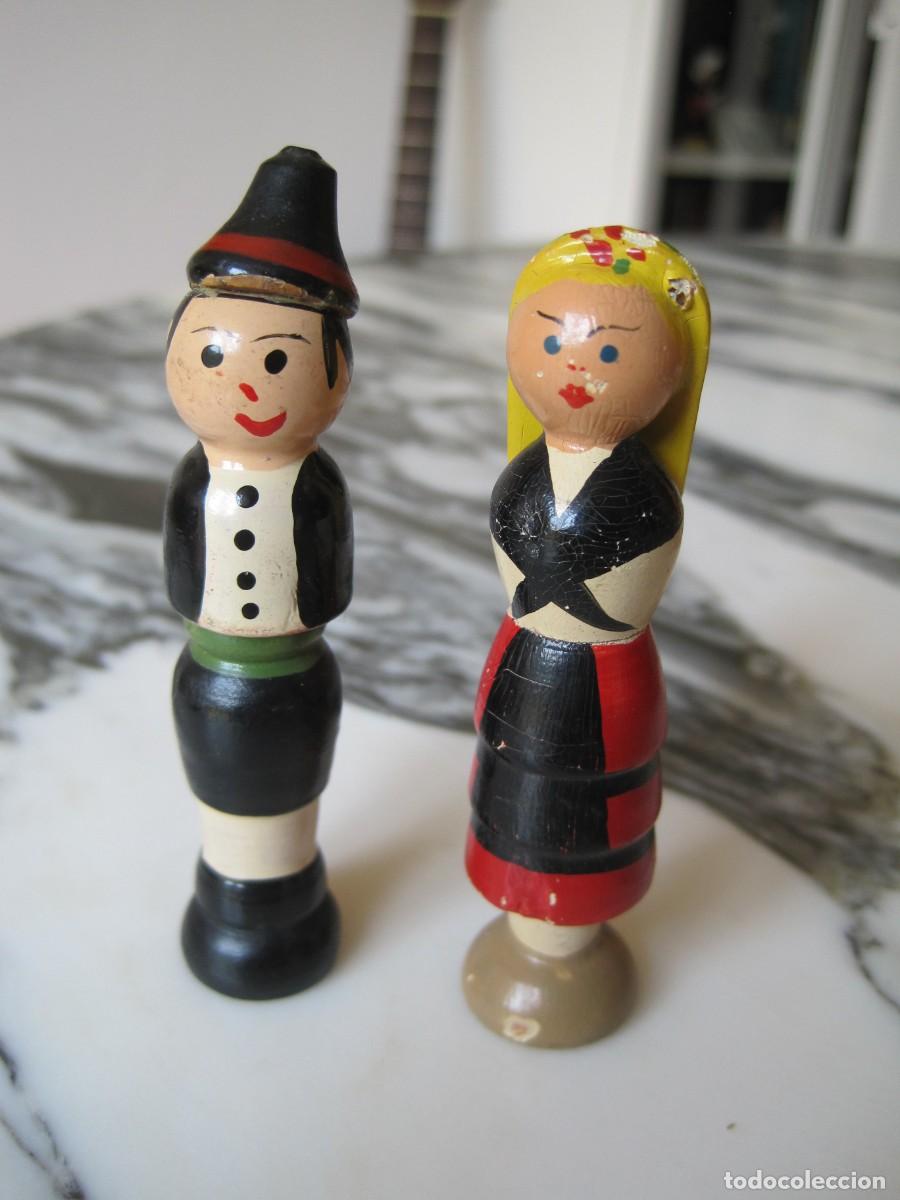Juguetes antiguos: PAREJA DE ALFILETEROS DE MADERA - PERSONAJES CON TRAJE REGIONAL - A&Ntilde;OS 40