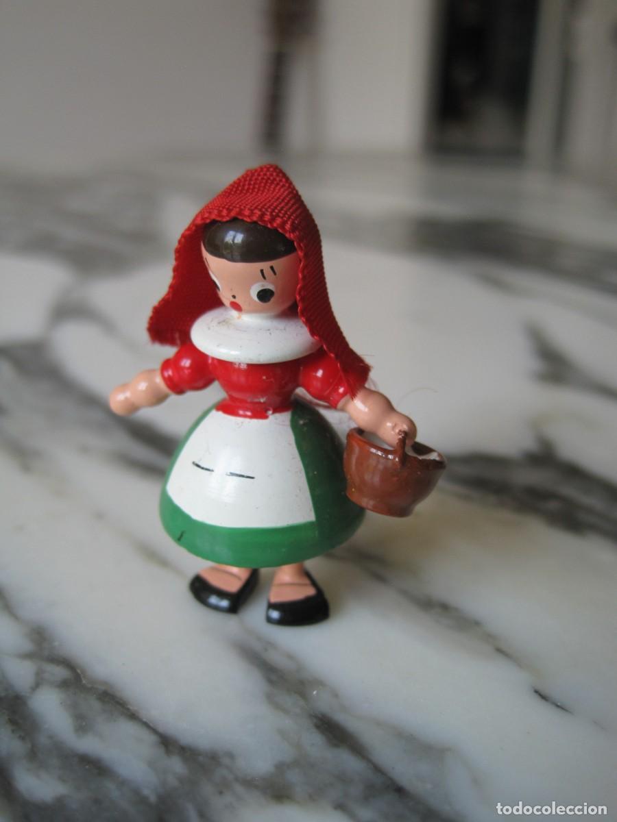 Juguetes antiguos: PEQUE&Ntilde;A CAPERUCITA ROJA DE MADERA POLICROMADA