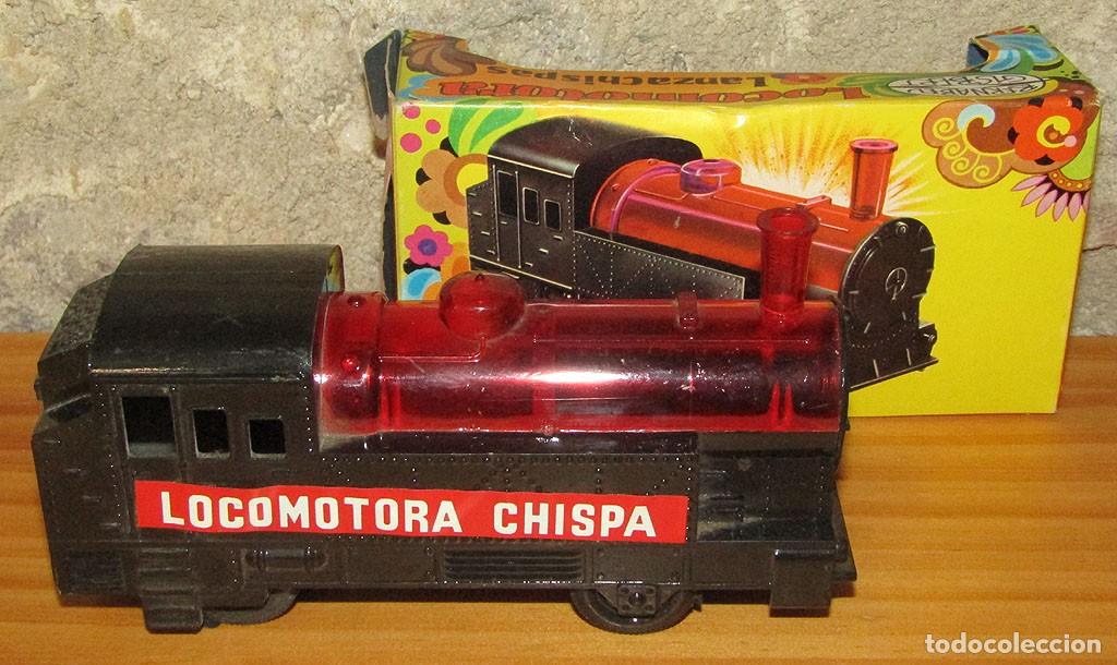 Juguetes antiguos: ANTIGUA LOCOMOTORA LANZACHISPAS DE BERNABEU GISBERT - EN SU CAJA ORIGINAL