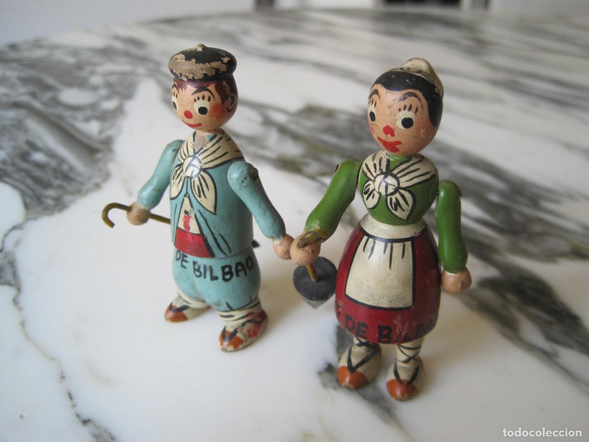 Juguetes antiguos: ANTIGUA PAREJA DE FIGURAS DE MADERA POLICROMADA - BILBAO - HOMBRE Y MUJER CON PARAGUAS