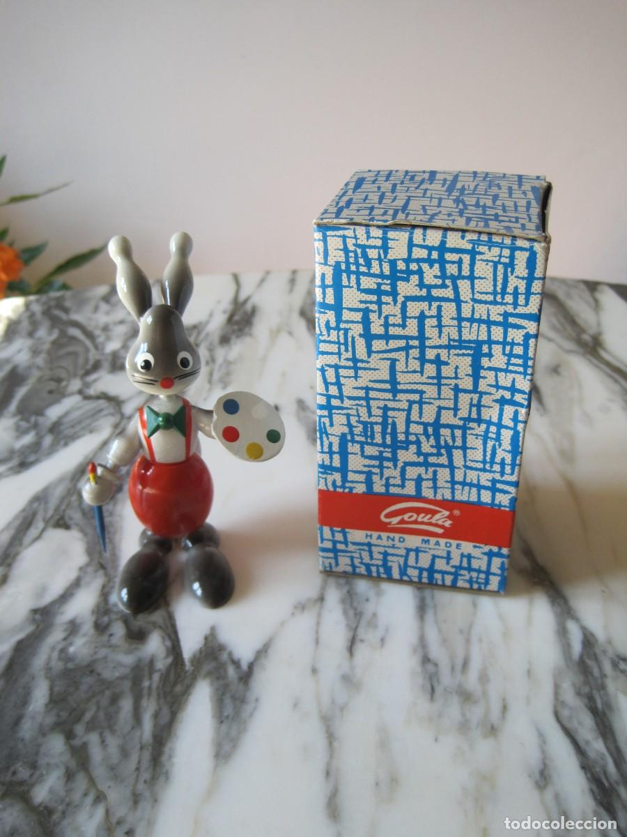 Juguetes antiguos: MU&Ntilde;ECO DE MADERA GOULA - CONEJO PINTOR - A&Ntilde;OS 60-70 - CON CAJA ORIGINAL