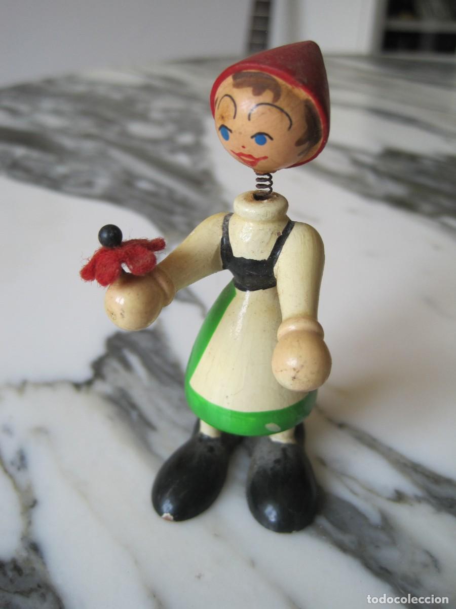 Juguetes antiguos: CHICA CON FLOR - FIGURA DE MADERA TIPO GOULA