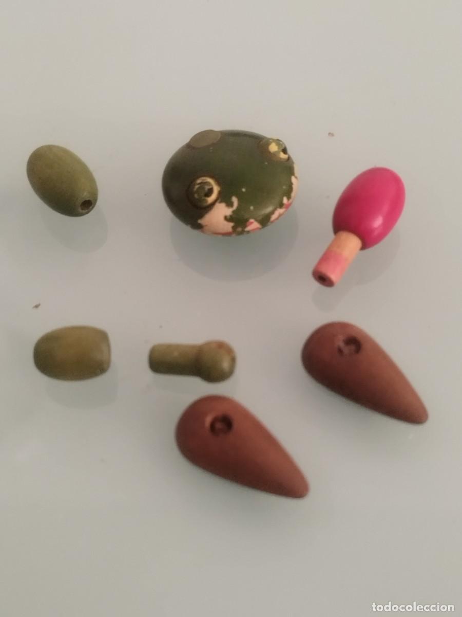 Juguetes antiguos: Antiguas piezas de montaje de diversos colores y formas. De madera, cabeza de una rana, pies, cuenta