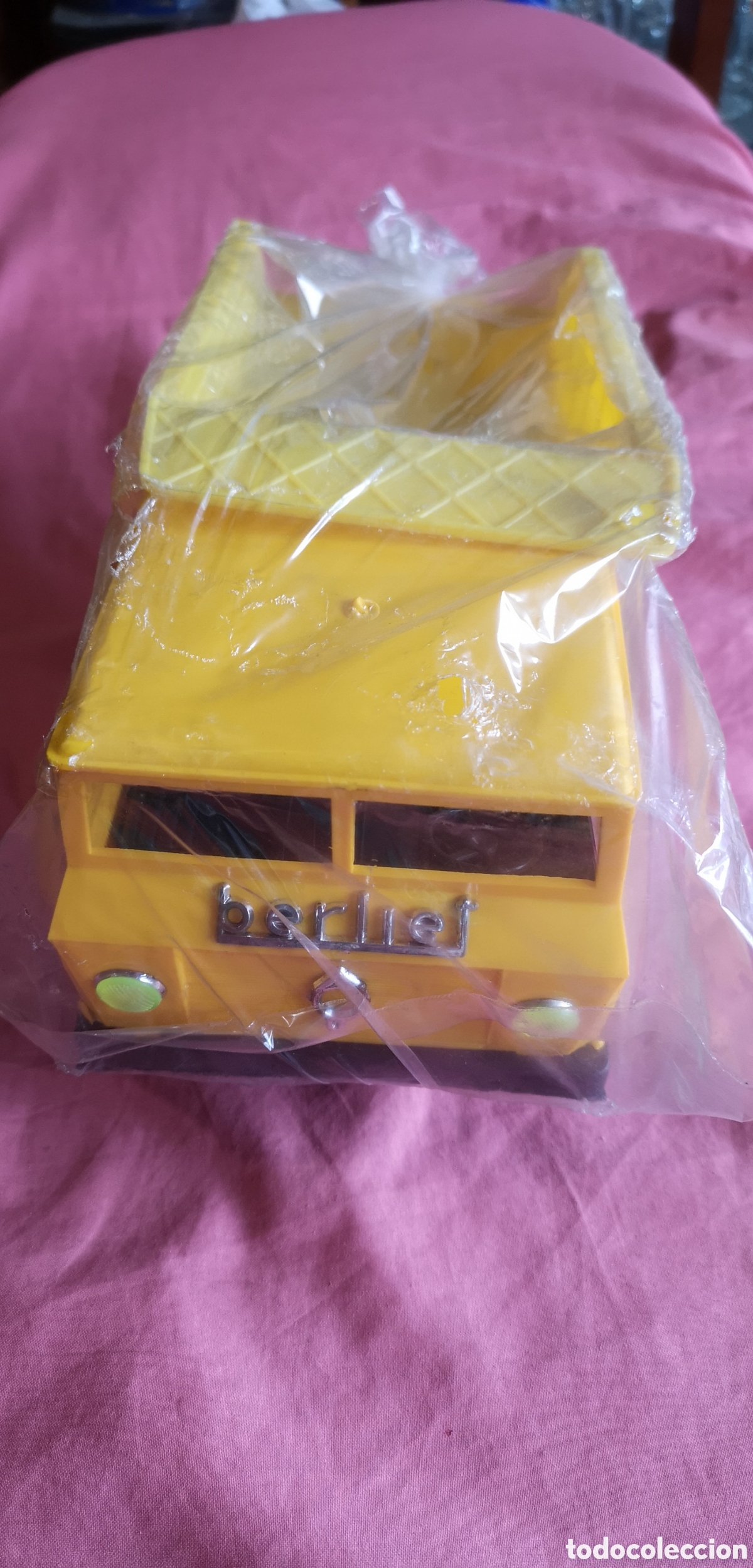 Juguetes antiguos: Cami&oacute;n volquete BERLIET. DE 33 CM. Cabina amarilla. SIN USAR. Bernabeu Gisbert a&ntilde;os 70.