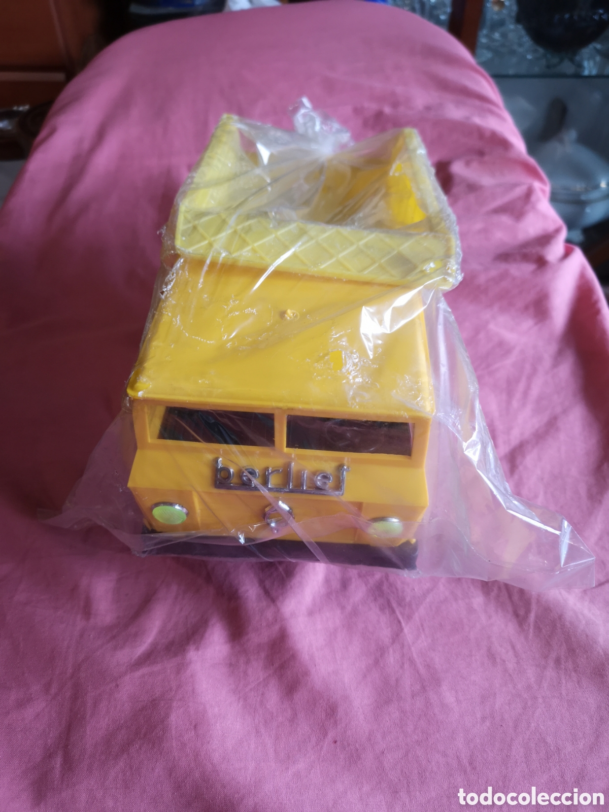 Juguetes antiguos: Cami&oacute;n volquete BERLIET. DE 33 CM. Cabina amarilla. SIN USAR. Bernabeu Gisbert a&ntilde;os 70.