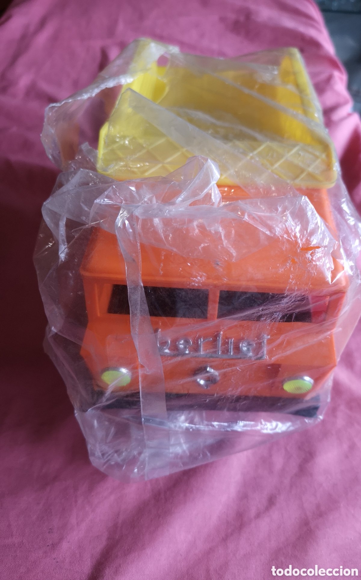 Juguetes antiguos: Cami&oacute;n volquete BERLIET. DE 33 CM. Cabina naranja. SIN USAR. Bernabeu Gisbert a&ntilde;os 70.