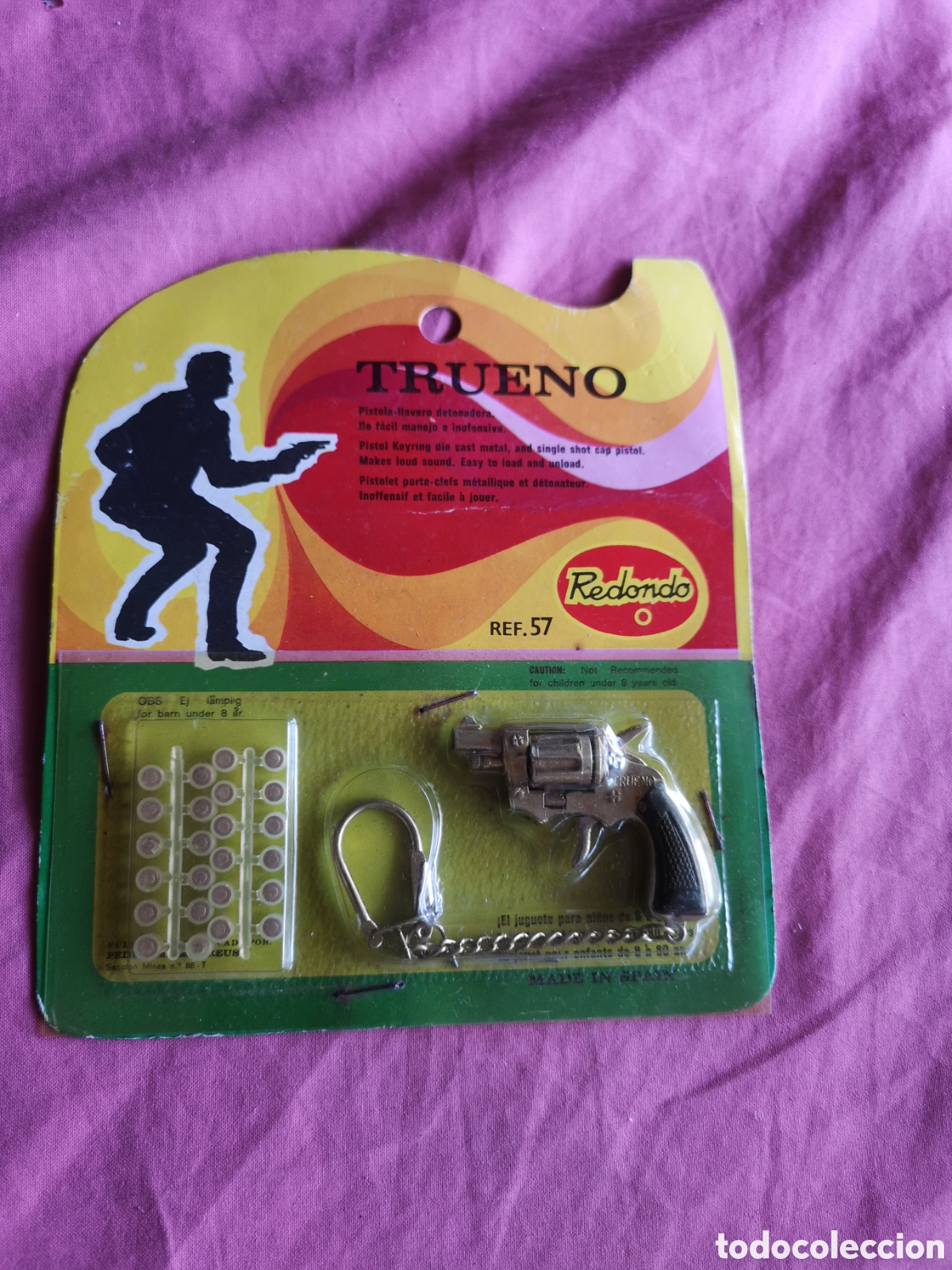 Juguetes antiguos: REDONDO. MINI REV&Oacute;LVER TRUENO CON LLAVERO. Ref 57. Mide 5 cm. CON FULMINANTE. SIN ABRIR. A&ntilde;os 70.