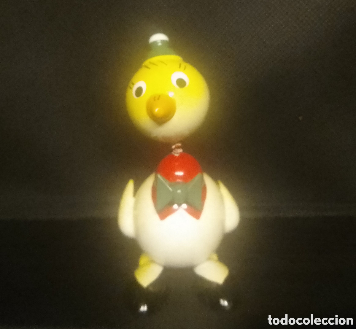 Juguetes antiguos: Figura de madera marca Goula - Pollo Pollito Poll con gorro y pajarita - 60s / 70s - Nuevo y vintage