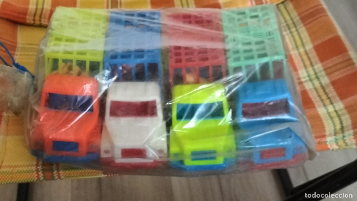 Juguetes antiguos: ANTIGUA BOLSA CON 4 CAMIONES SAFARI KARPAN