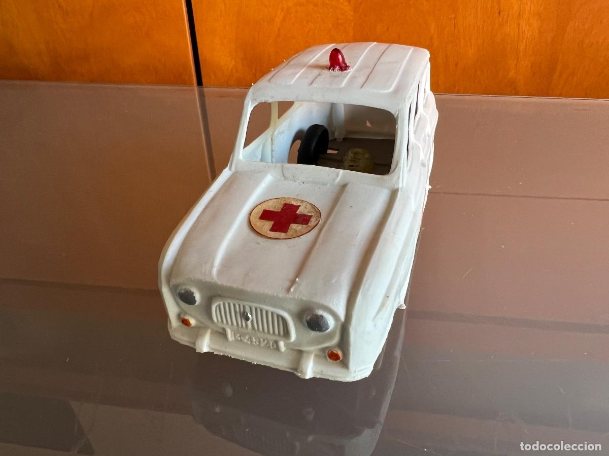 Juguetes antiguos: RENAULT 4 AMBULANCIA PLASTICO - Foto 1