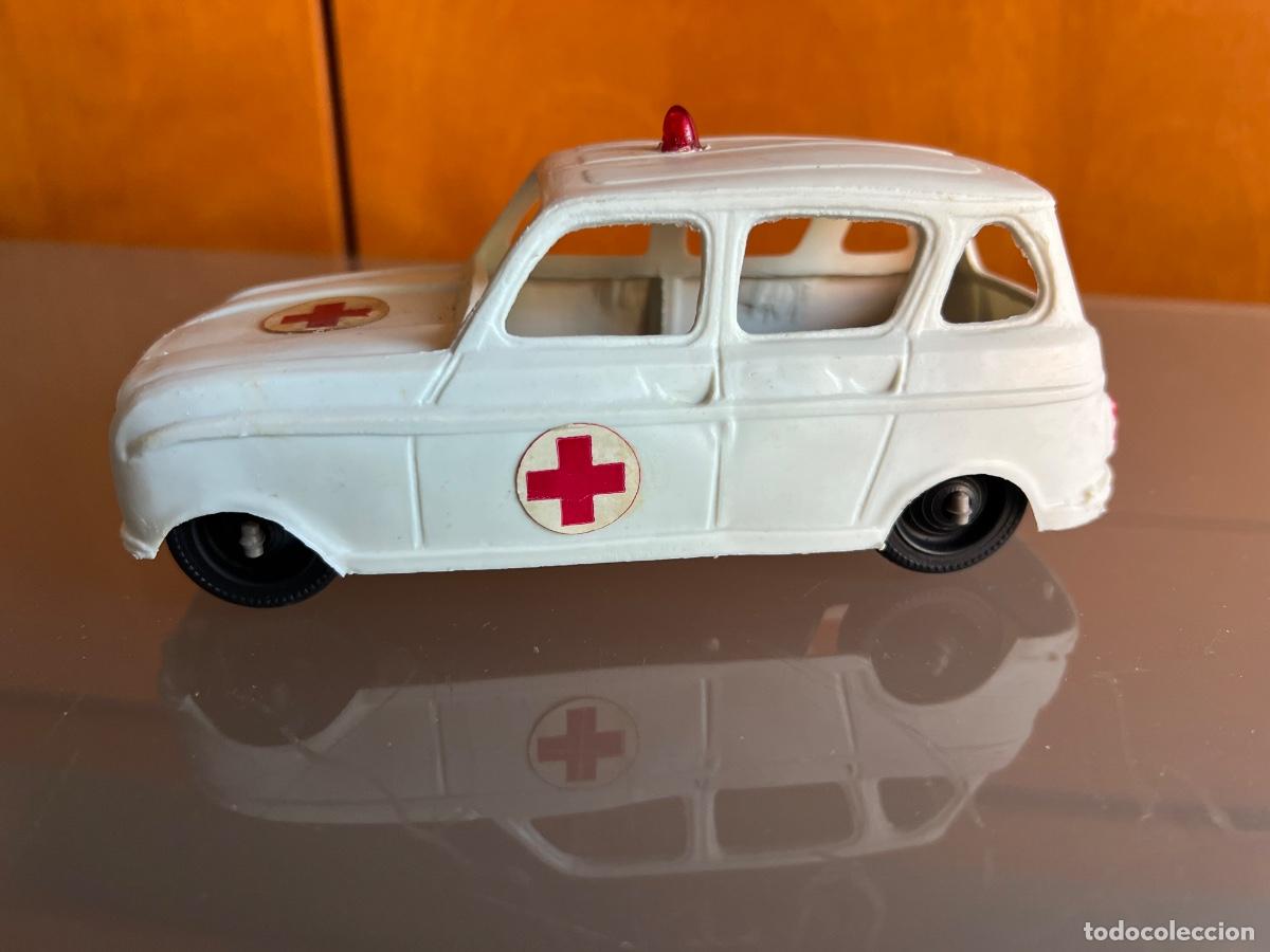 Juguetes antiguos: RENAULT 4 AMBULANCIA PLASTICO - Foto 2