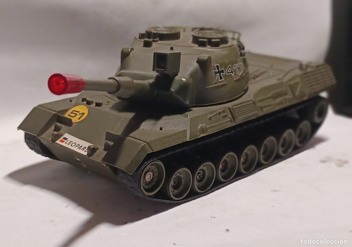 Juguetes antiguos: TANQUE LEOPARD A2 DE PLASTICO A PILAS MADE IN HONGKONG A&Ntilde;OS 80.FUNCIONANDO.22/30 CMS.